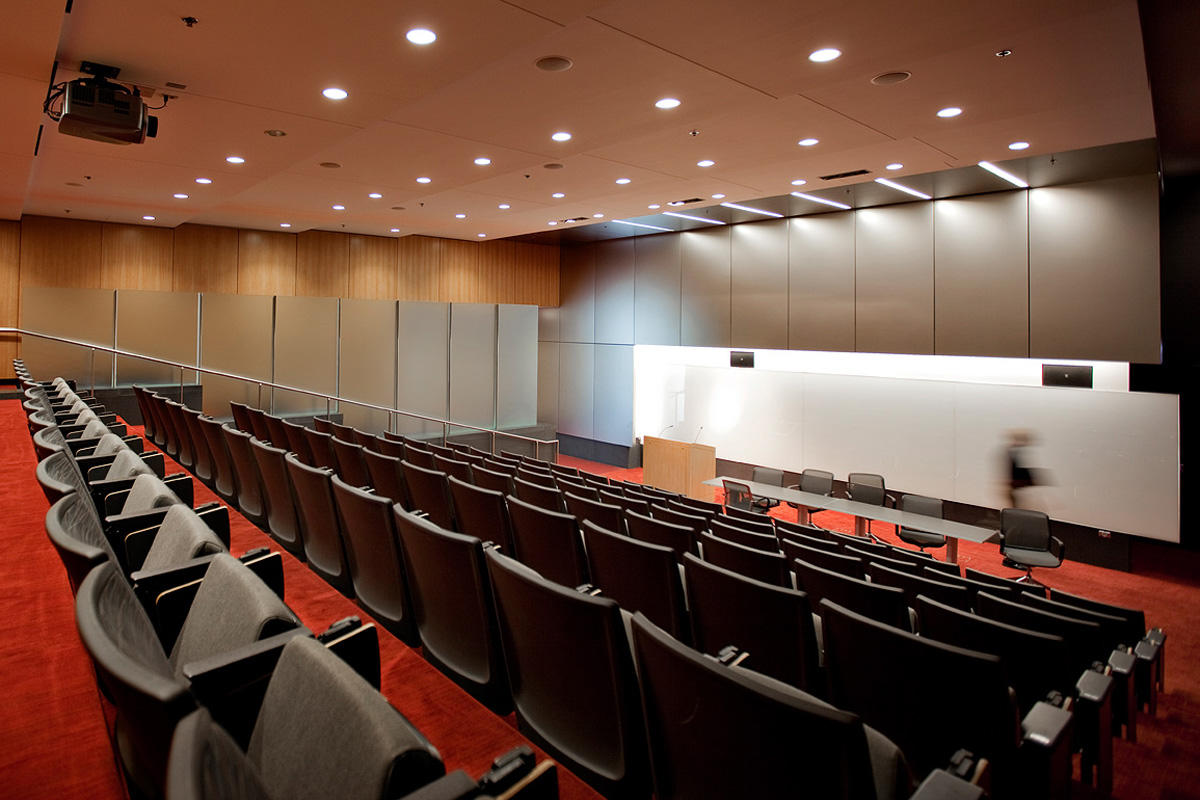 FSRT666 Система облицовки стен Levele глухими панелями; вставки из стекла vivispectra Spectrum, прослойка нестандартного изображения, стандартная отделка, стекло vivichrome chromis, белая прослойка, стандартная отделка; перегородка и дверь со стеклом vivi Forms-surfaces  - Вид №24