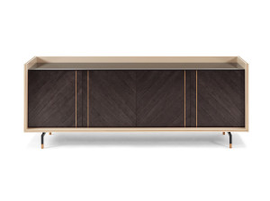 Деревянный шкаф с распашными дверями