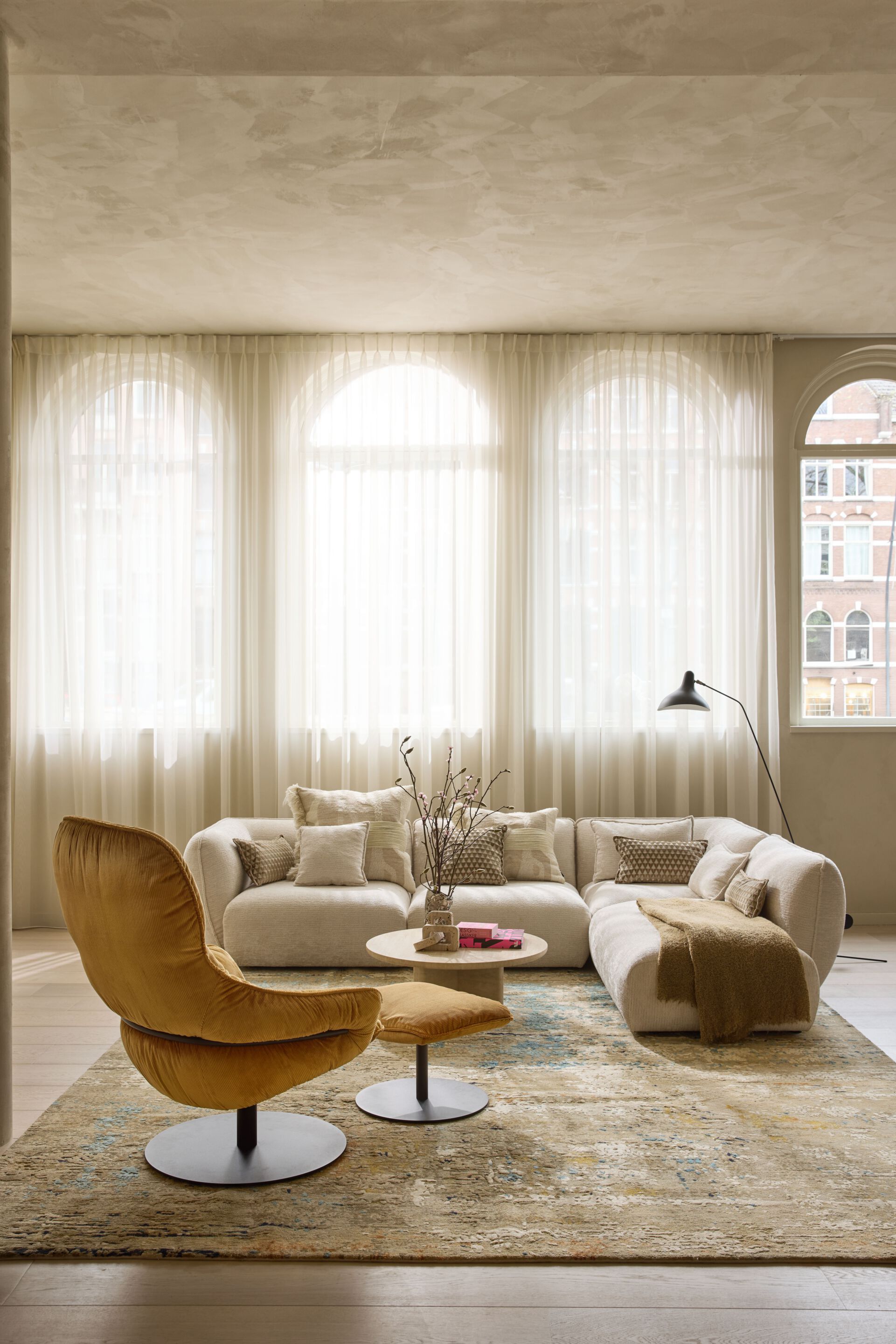 Кожаное вращающееся кресло-пьедестал с подлокотниками Freifrau Marie ARCH-00130894 - Вид №1