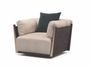 Кресло из ткани и эвкалипта с подлокотниками