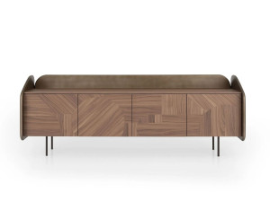 Шкаф из грецкого ореха с распашными дверями