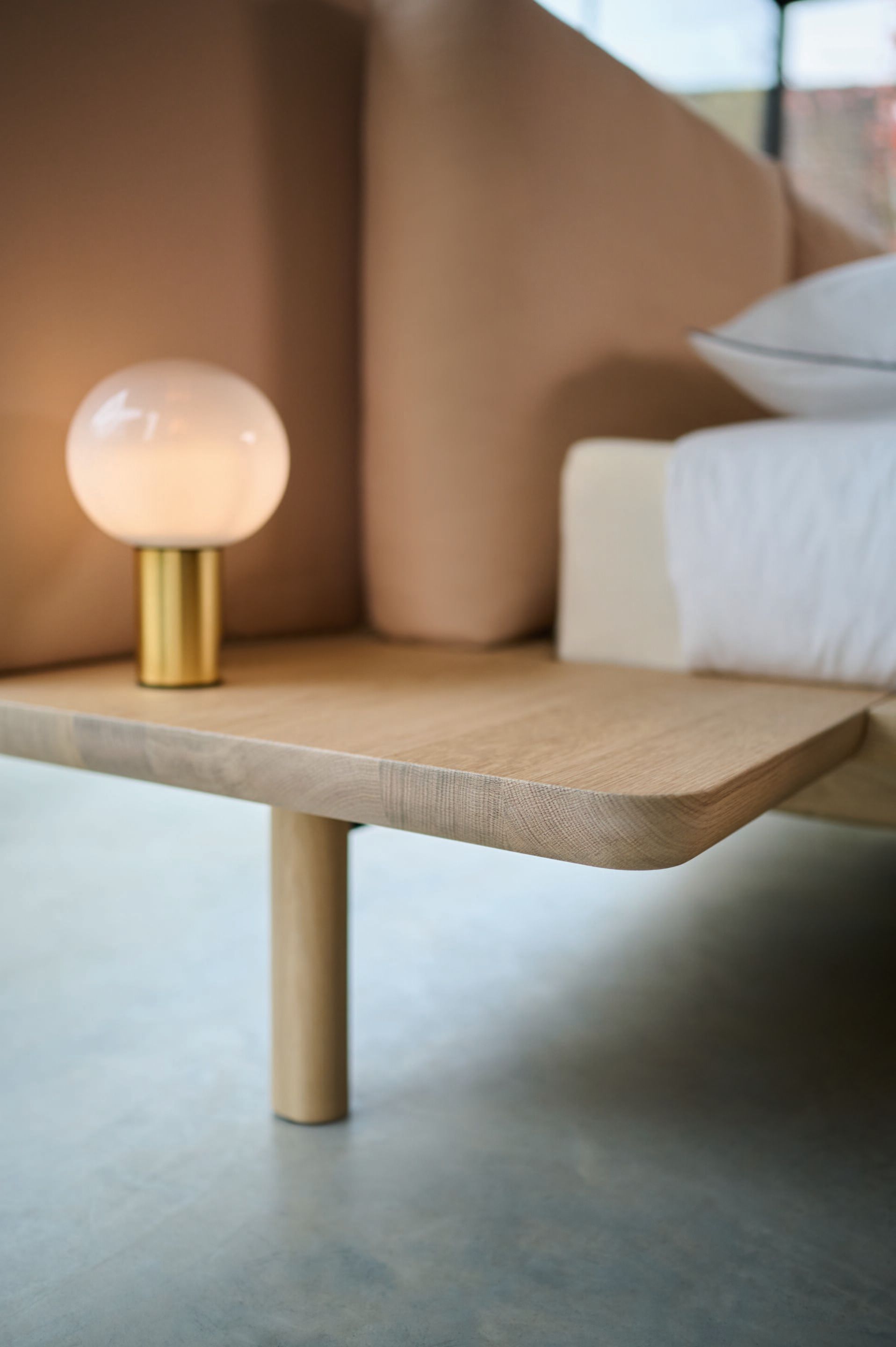 Двуспальная кровать из массива дерева и ткани со встроенными тумбочками Auping NOBLE ARCH-00145904 - Вид №4