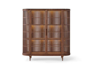 Шкаф из грецкого ореха со встроенным освещением