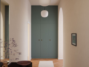 Ламинированный настенный секционный шкаф