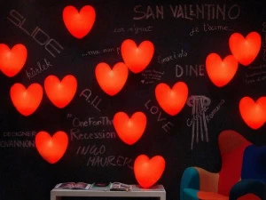 SLIDE Настенный светильник из полиэтилена Love