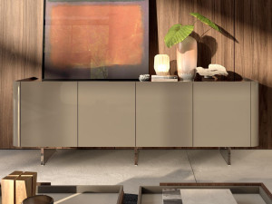 Деревянный шкаф с распашными дверями