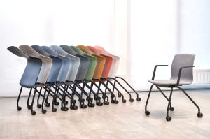 Штабелируемый деревянный офисный стул с колесами