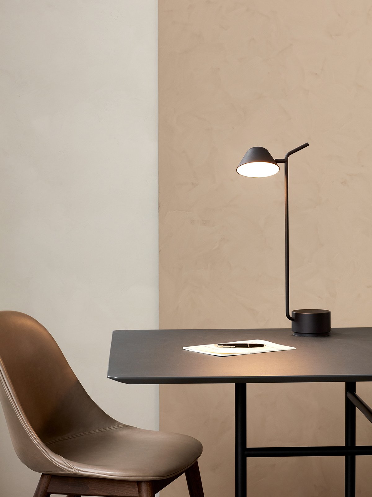 9395001-000A00ZZ MENU Боковой обеденный стул Harbour, деревянная основа, обитый Черный дуб | Чемпион - 035  - Вид №5