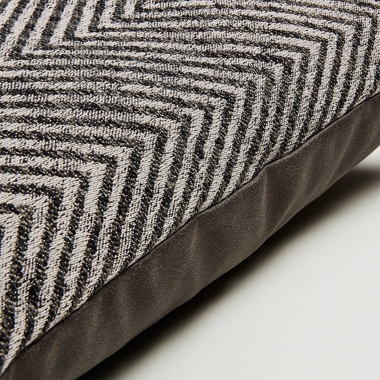 Чехол на подушку Spaig Cushion 45x45 серая от La Forma LA FORMA ОРНАМЕНТ 321500 Черный  - Вид №1