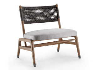 Кресло из массива дерева с мягким сиденьем