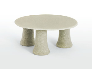 Низкий журнальный столик из переработанного стекла