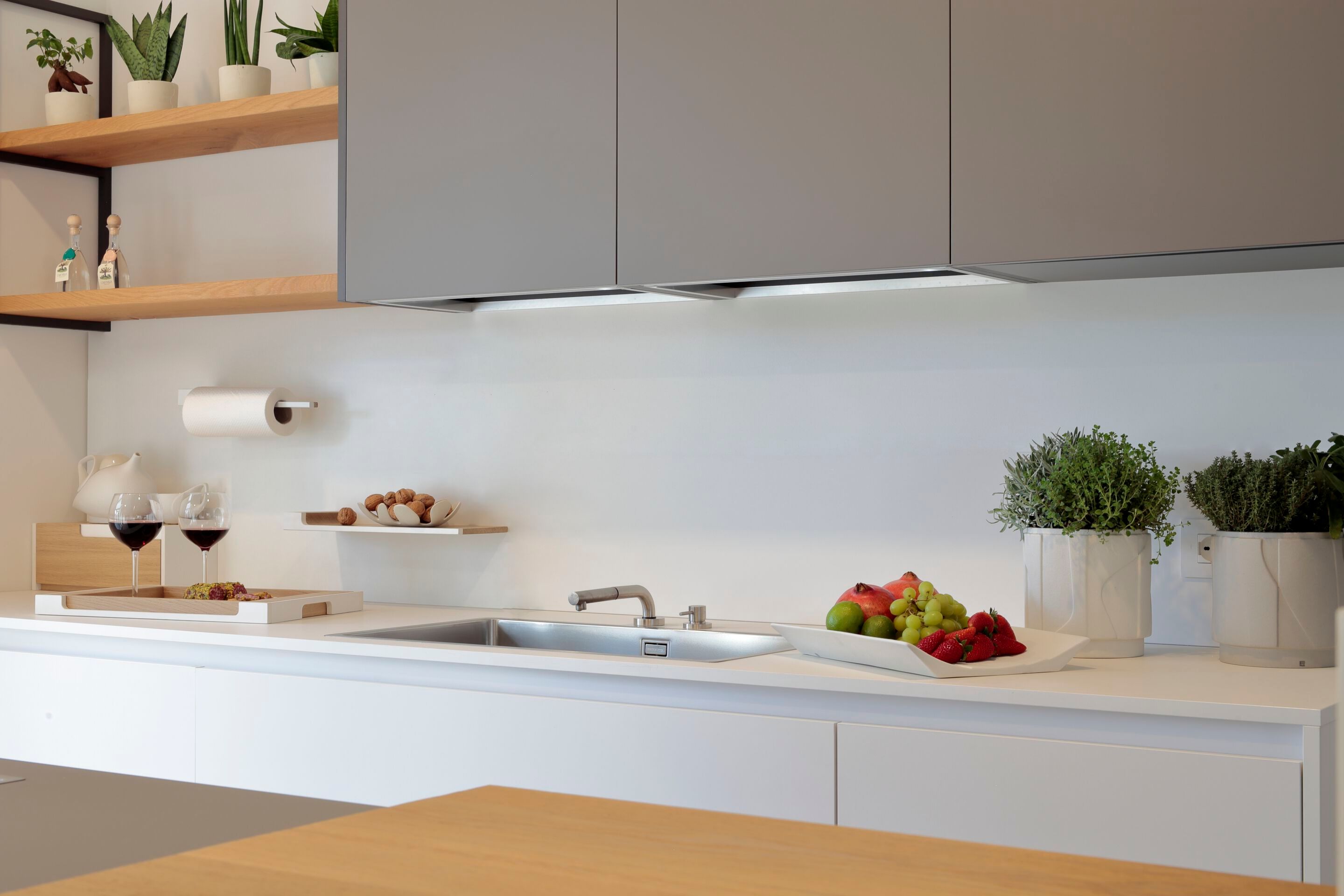 Спинка для кухни, оборудованная HPL Deodara Linear ARCH-00118133 - Вид №1