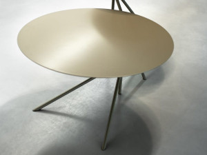 Низкий круглый журнальный столик для контракта