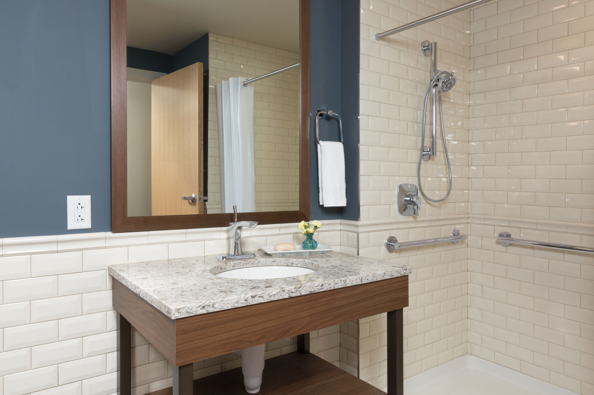 41942-KS Угловой современный декоративный поручень ADA Delta Faucet Delta Черный нержавеющий - Вид №3