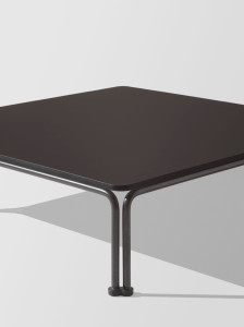 Низкий квадратный журнальный столик