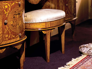 Низкий тканевый стул с мягким сиденьем