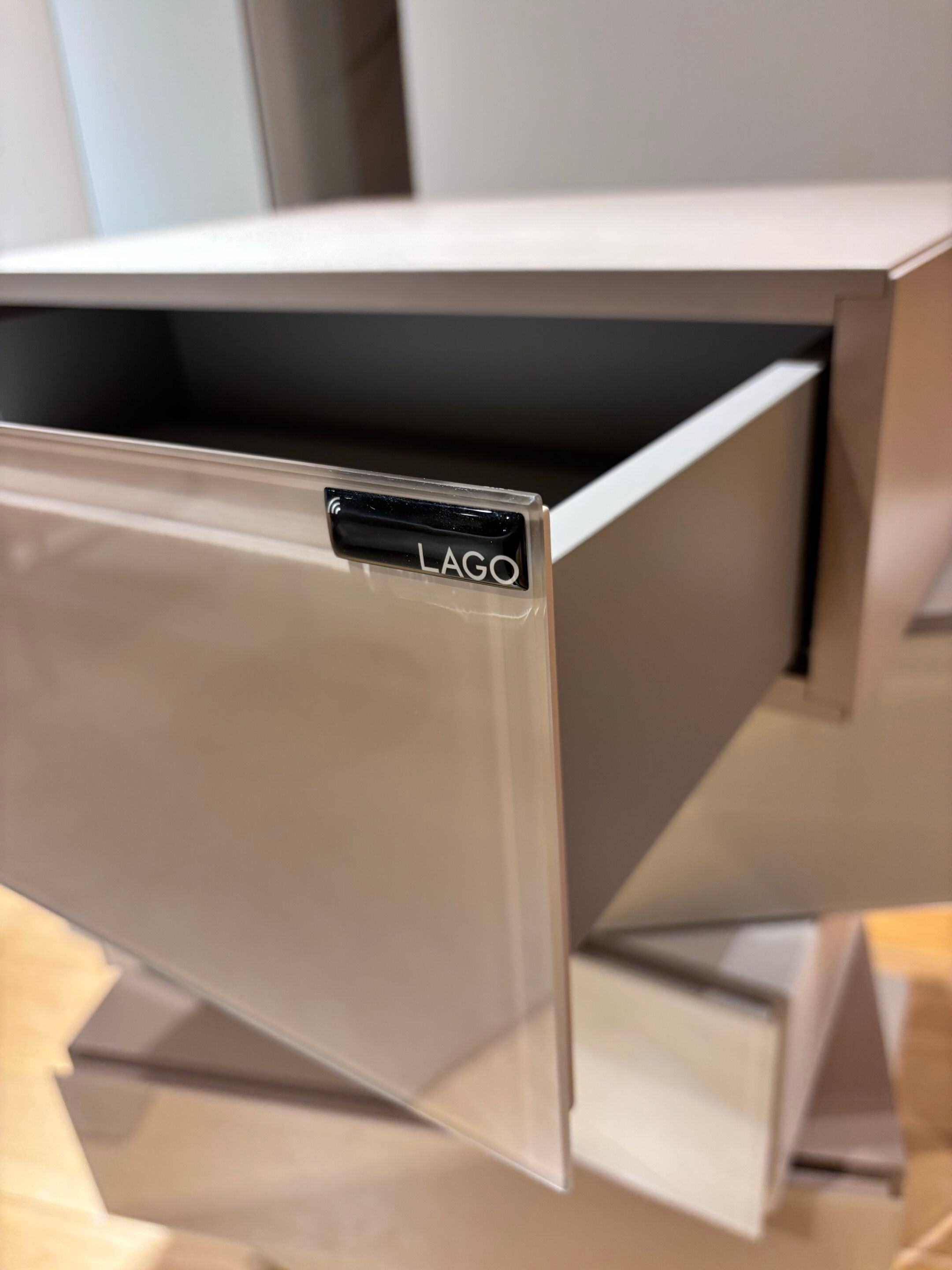 Комод на колесах In Stock озеро ARCH-00141294 - Вид №1