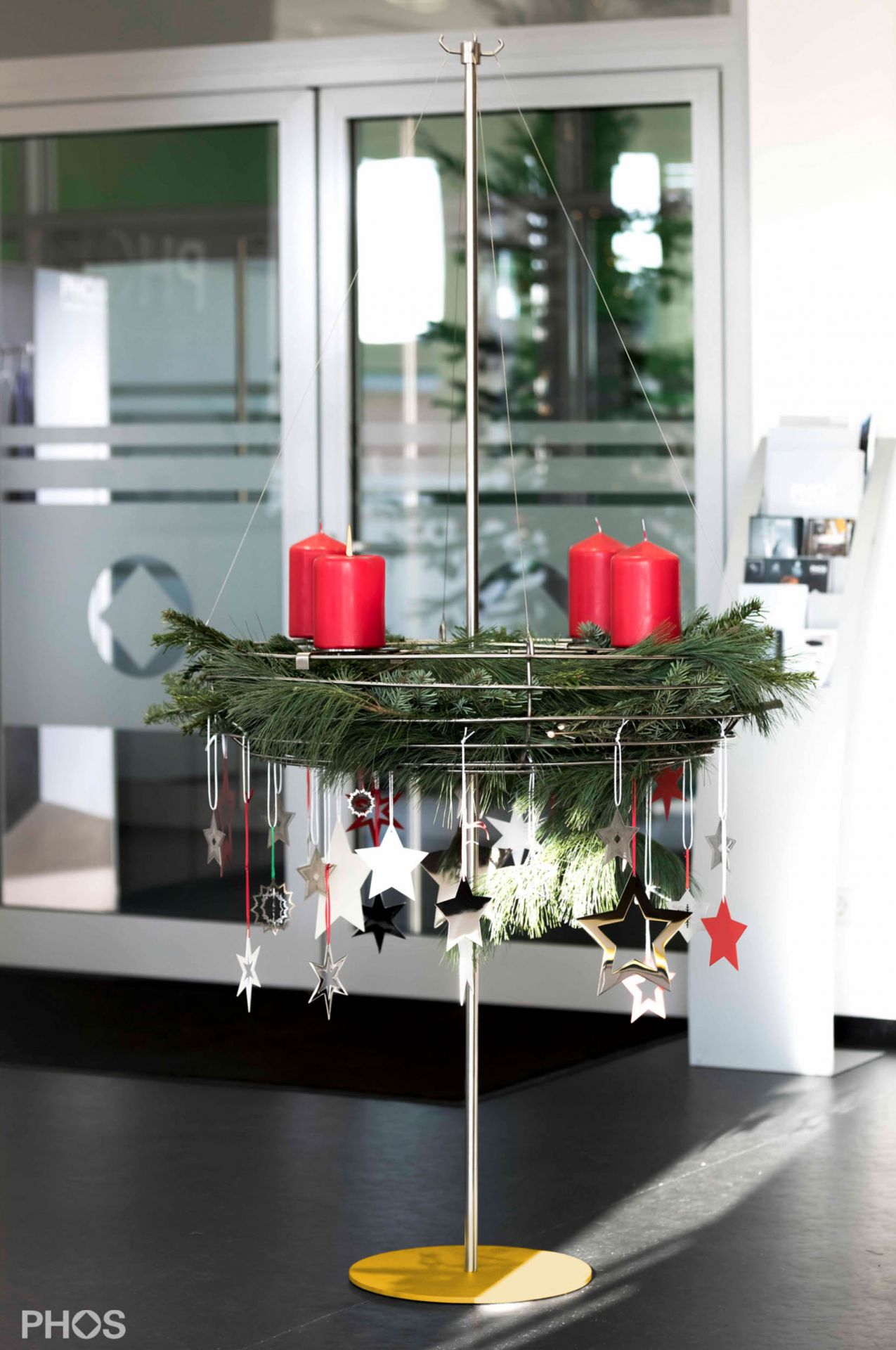 AKS1-BPGe Подставка для венка Адвента с корзиной, основание: желтое. PHOS  - Вид №2