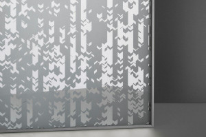 FSRT278 Стекло Vivigraphix Gleam показано в конфигурации отражения с промежуточным слоем с узором alpine i в стандартной отделке Forms-surfaces