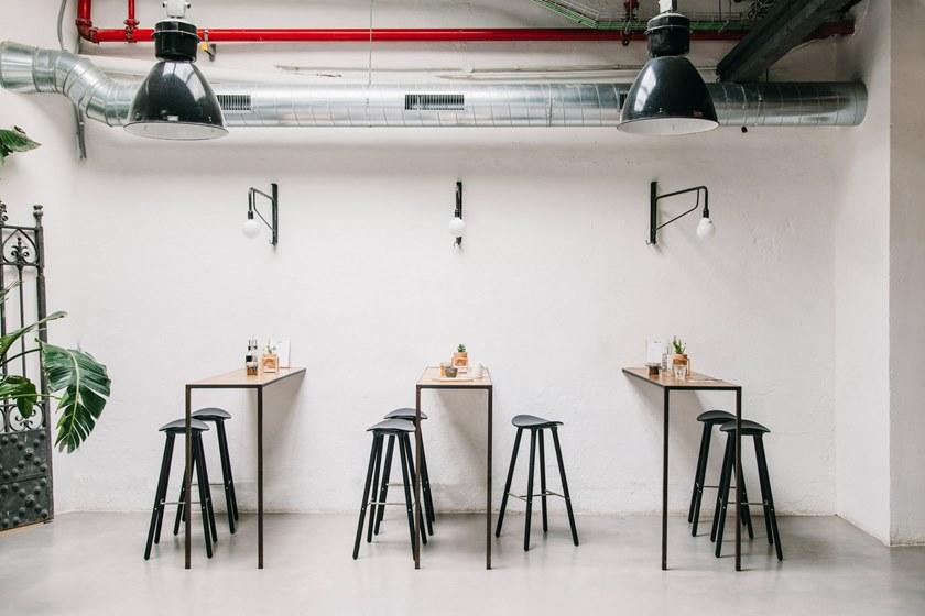 ENEA Высокий табурет с подставкой для ног из дуба и полипропилена Coma wood sun-id-1438429 - Вид №2