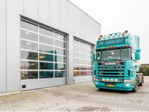 ASSA ABLOY Промышленные секционные ворота застекленные Portoni sezionali industriali