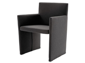 Тканевое кресло с подлокотниками