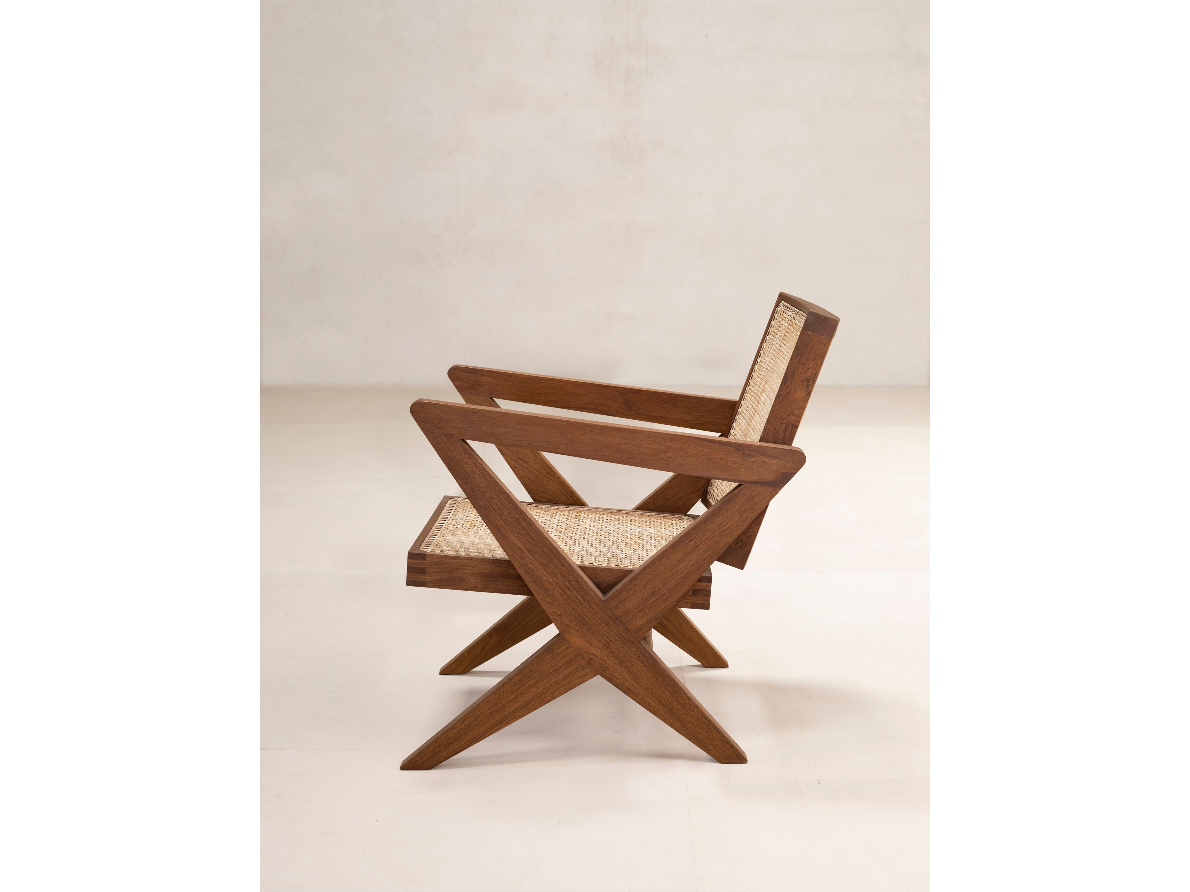 Кресло из тикового дерева с подлокотниками Phantom Hands Project Chandigarh ARCH-00120547