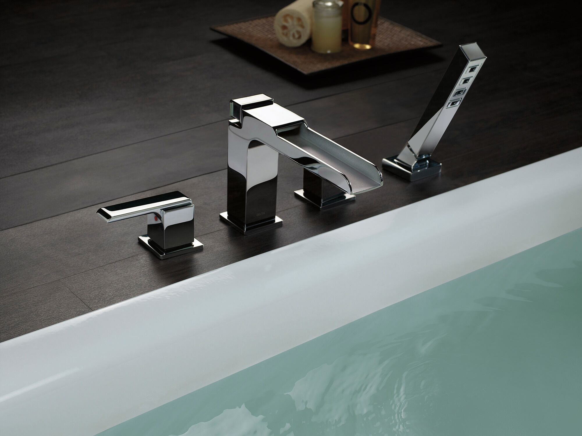 Римская отделка для ванны с изливом и ручным душем Delta Faucet Ara T4768-BL - Вид №7