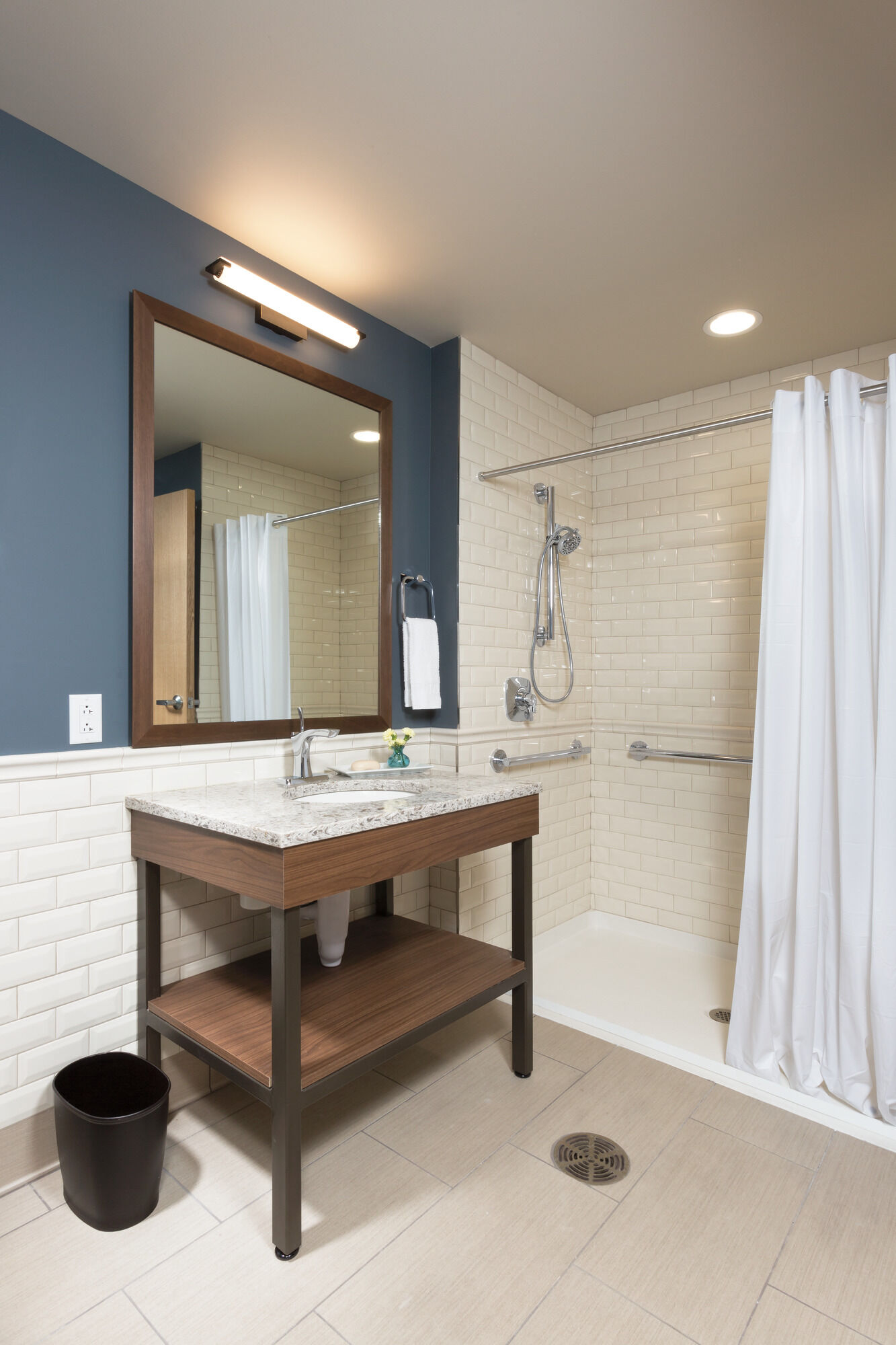 Угловой современный декоративный поручень ADA Delta Faucet 41942-PN - Вид №2