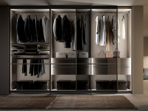 Стеклянный шкаф с раздвижными дверями