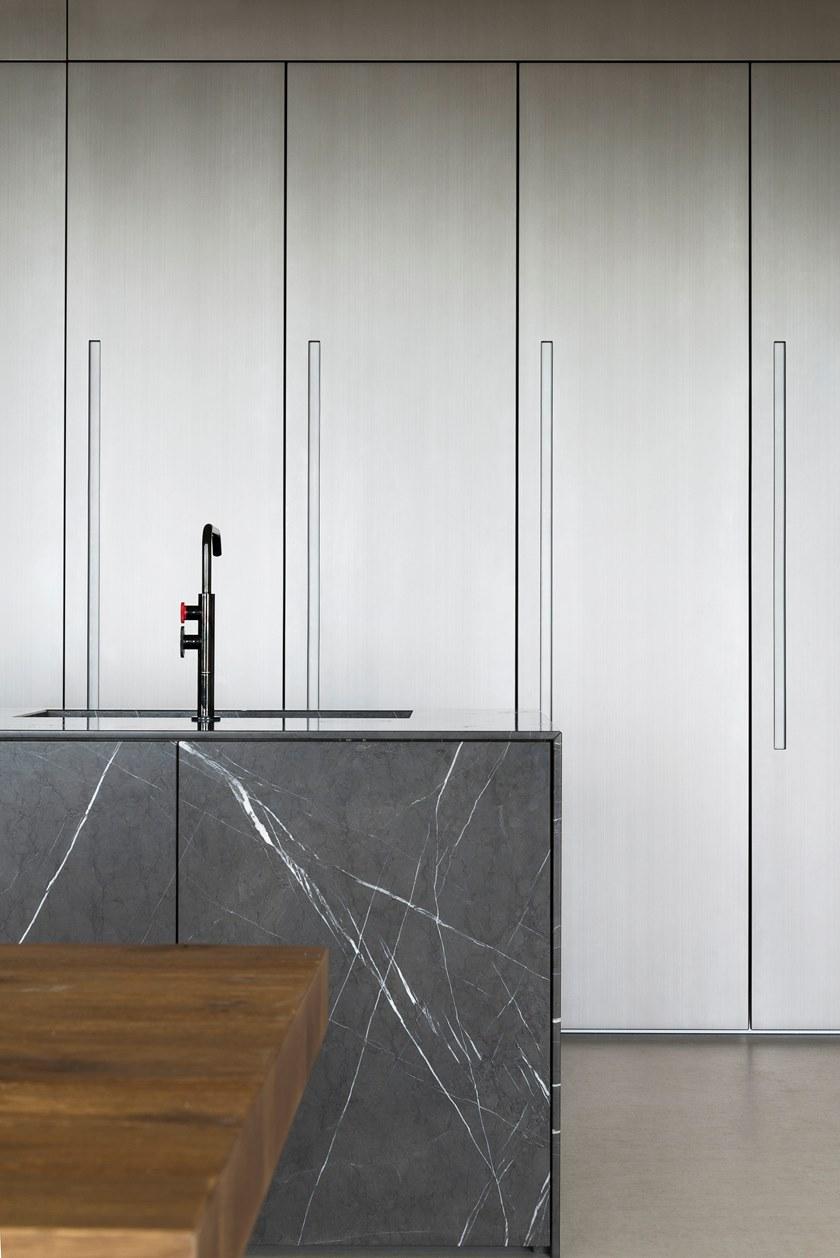 TM Italia Cucine Кухня с островом и системой коринфских каменных стен D90 sun-id-1462370 - Вид №12