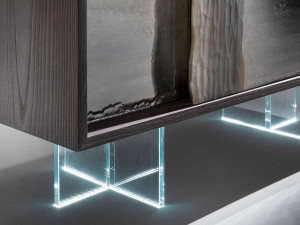 Деревянный и стеклянный шкаф со встроенным освещением