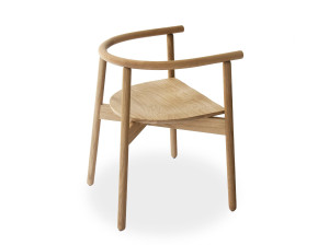 Деревянный стул с подлокотниками