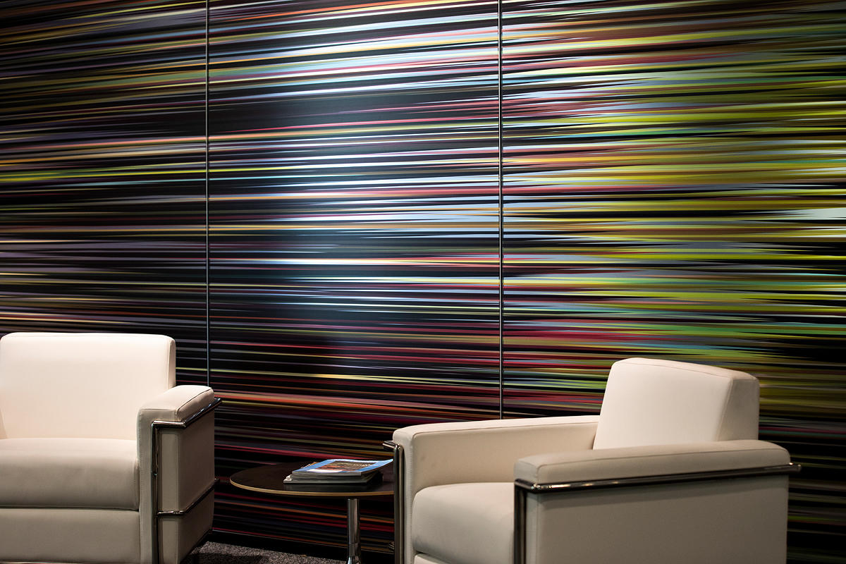 FSRT645 Система обшивки стен Levelr с панелями из вивихромного хромового стекла с прослойкой индивидуального цвета, показанная в конфигурации «отражающий» с отделкой pearlex +, нержавеющая сталь с отделкой «горный хрусталь» и открывающиеся ребра из нержав Forms-surfaces  - Вид №11