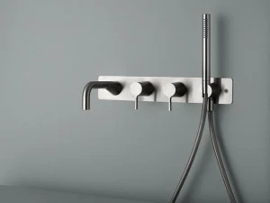 Quadrodesign Смеситель для ванны настенный с ручным душем Volcano
