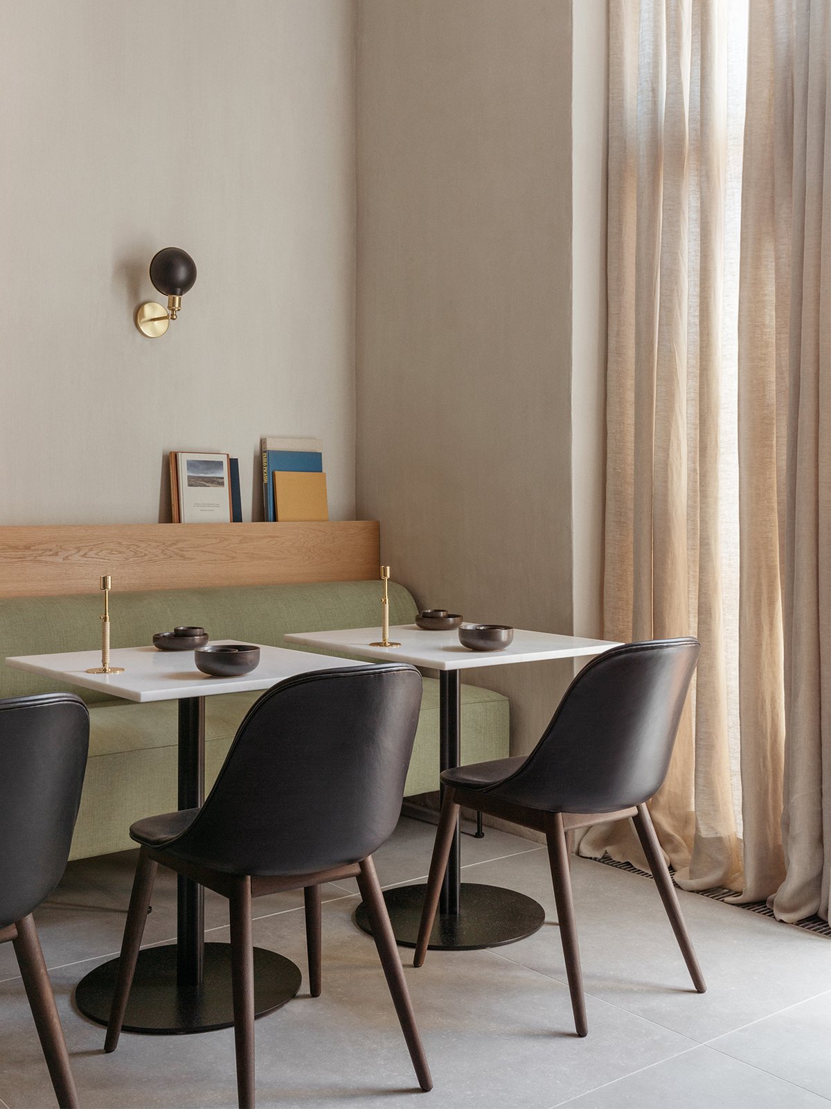 9395002-01BC08ZZ MENU Боковой обеденный стул Harbour, деревянная основа, обитый Темный мореный дуб | Мох 0022  - Вид №15