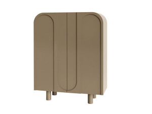 Деревянный шкаф с распашными дверцами