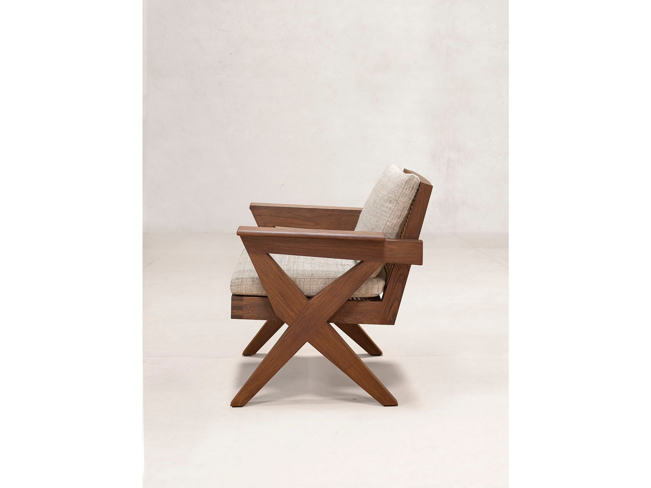 Кресло из тикового дерева с подлокотниками Phantom Hands Адитья Пракаш ARCH-00004268 - Вид №1