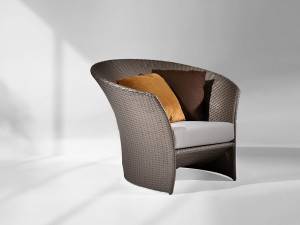 Садовое кресло из смолы с подлокотниками