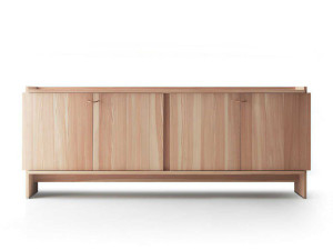 Шкаф из массива дерева с распашными дверями