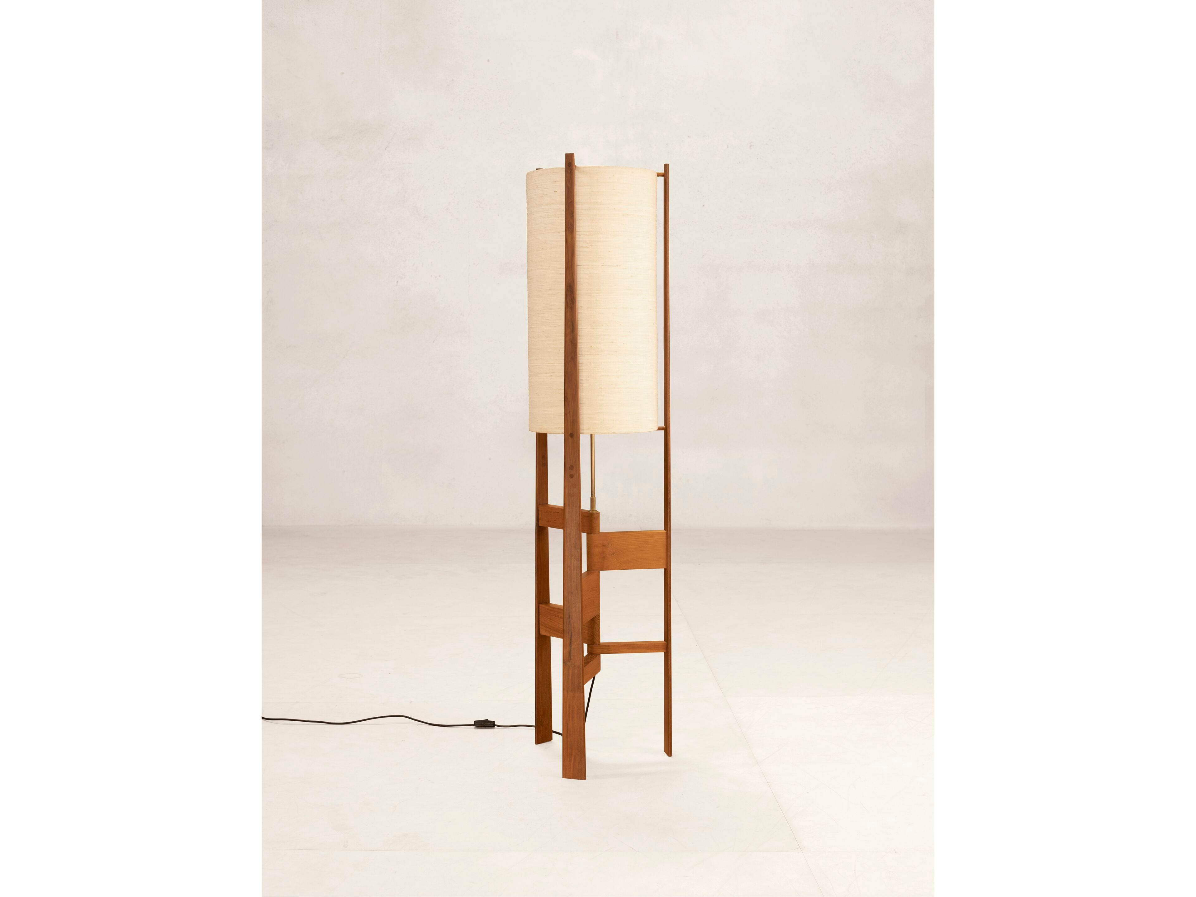 Торшер из тикового дерева Phantom Hands X + L ARCH-00018091