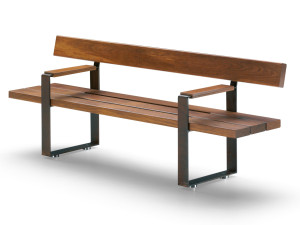 Деревянная скамья со спинкой с подлокотниками