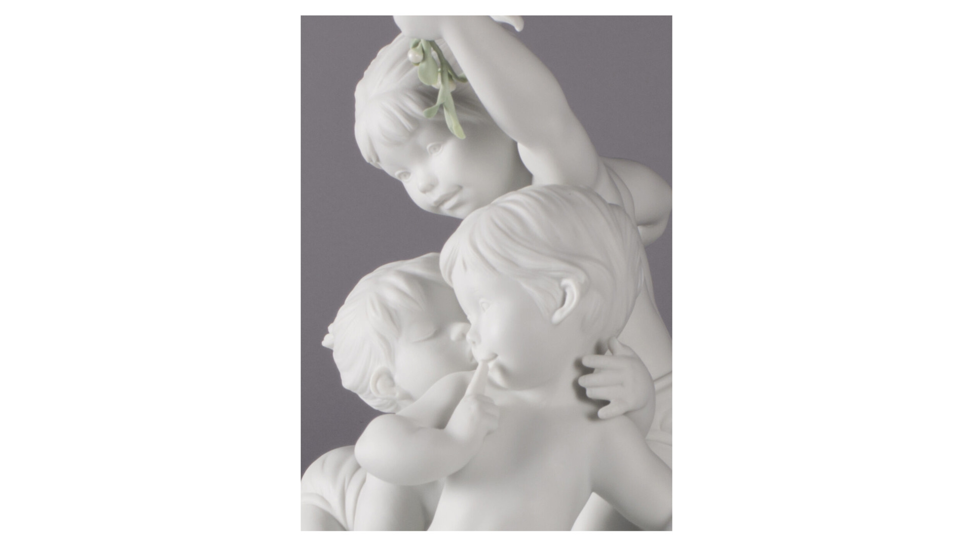 10669124 LLADRO Фигурка Lladro "Поцелуй под омелой" 34х35см Фарфор Lladró  - Вид №1