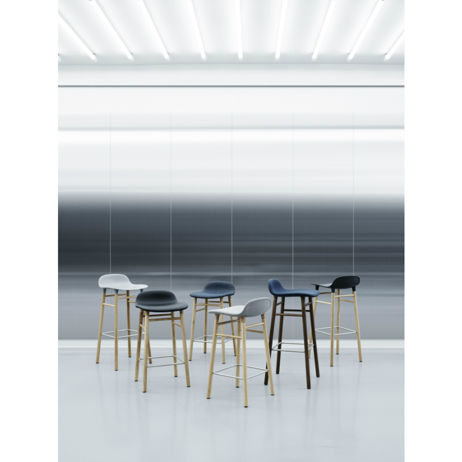 Барный стул Form с ножками из дуба 65 см, серый Normann Copenhagen 602781 - Вид №1