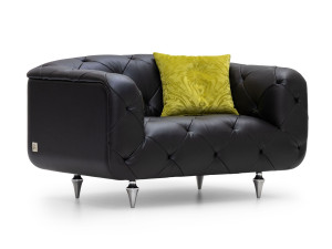 Кожаное кресло с подлокотниками