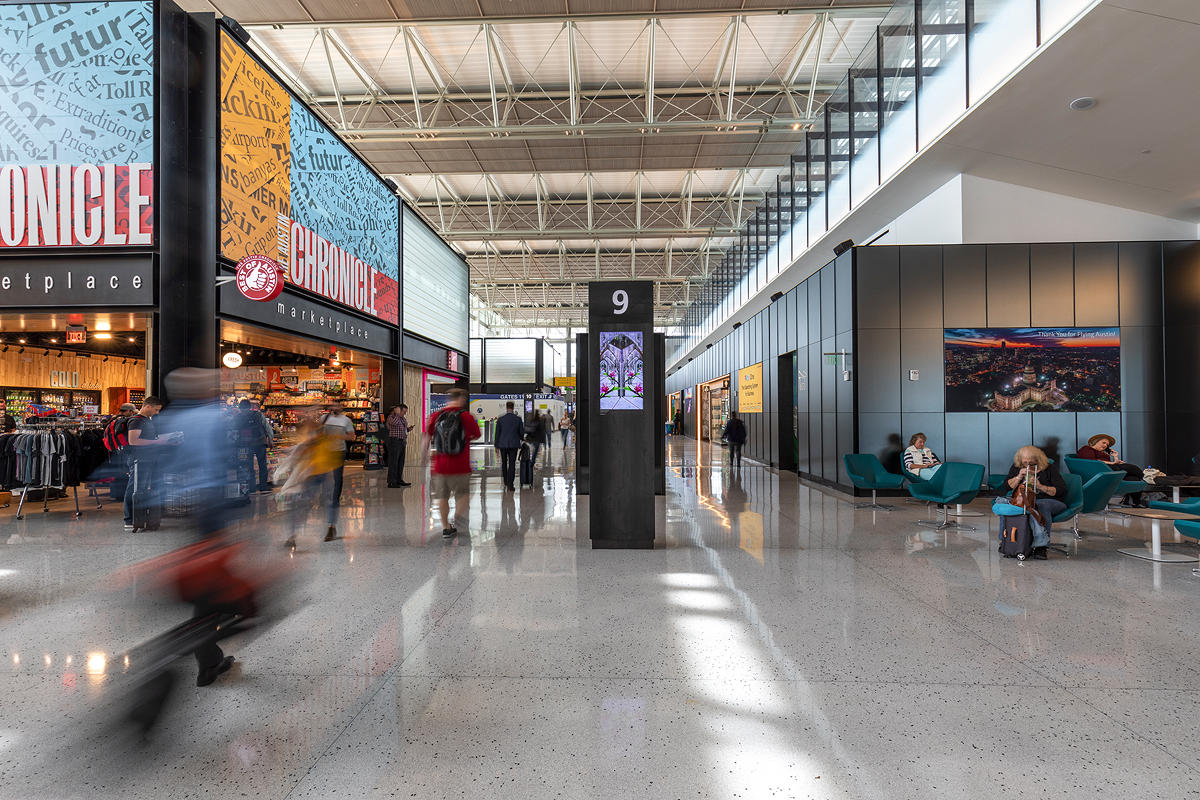 FSRT643 Фрагмент системы выравнивания стен с панелями из стекла vivispectra vektr с индивидуальной прослойкой, показанной в конфигурации отражения с отделкой pearlex + и выступающими ребрами из нержавеющей стали Forms-surfaces  - Вид №4