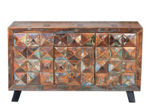 Деревянный шкаф с распашными дверями