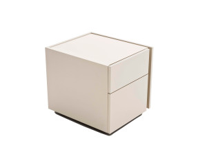 Деревянная тумбочка с ящиками