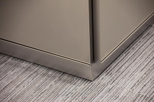 FSRT651 Деталь выравнивающей системы облицовки стен с панелями из нержавеющей стали с отделкой из морского камня, открытым внешним углом из нержавеющей стали и ребрами по периметру из нержавеющей стали Forms-surfaces