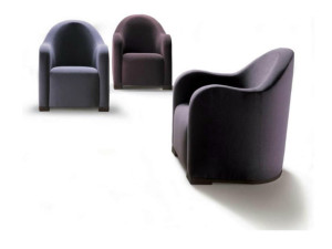 Кожаное кресло с подлокотниками